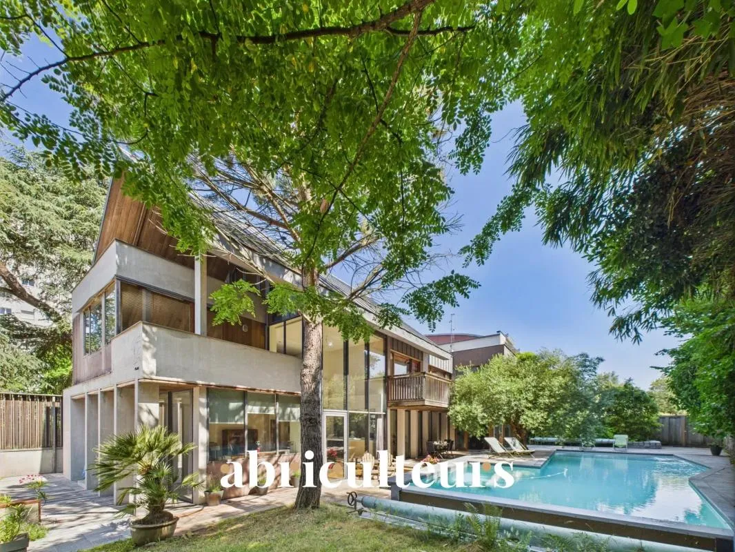 Splendide maison d'architecte dans un écrin de verdure - 317m², piscine et grandes terrasses - Nantes Sud