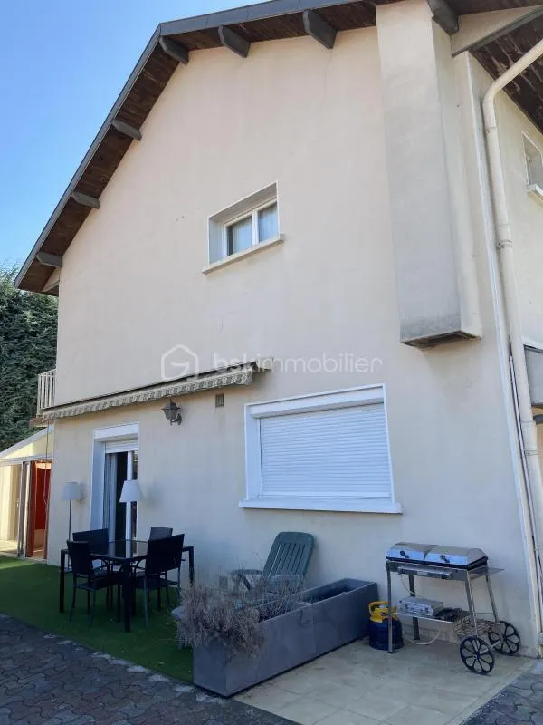 Maison  avec piscine à vendre : Profitez de l'évasion en ville !