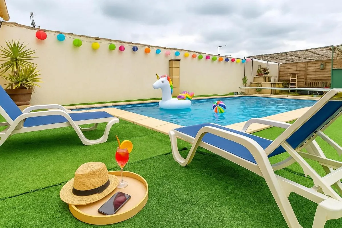 BERNIS – Le confort d'une villa moderne avec une piscine et un grand garage dans un cadre paisible!
