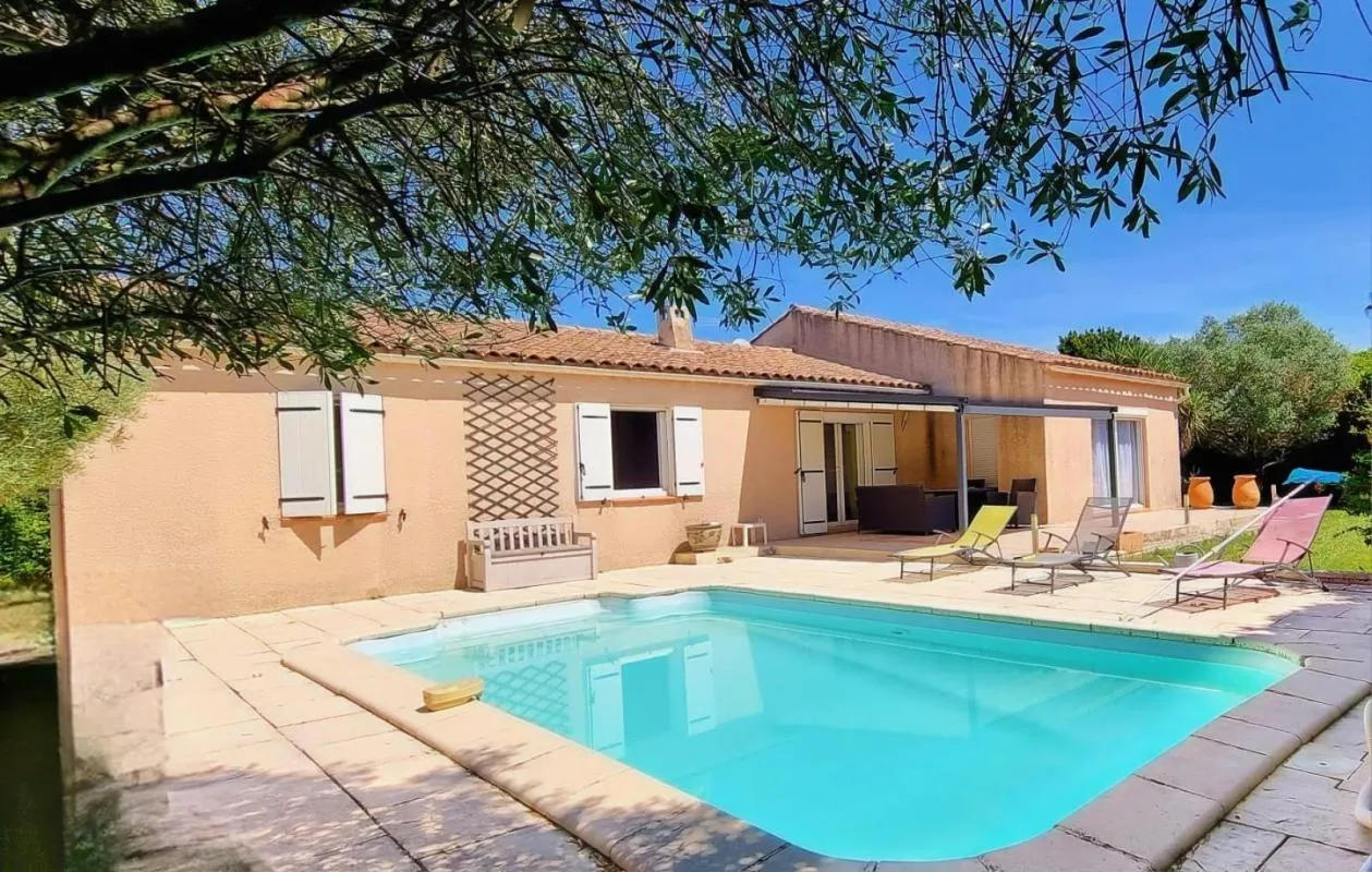 Maison familiale de plain-pied avec piscine, cheminée et garage sur un terrain de 1000 m²