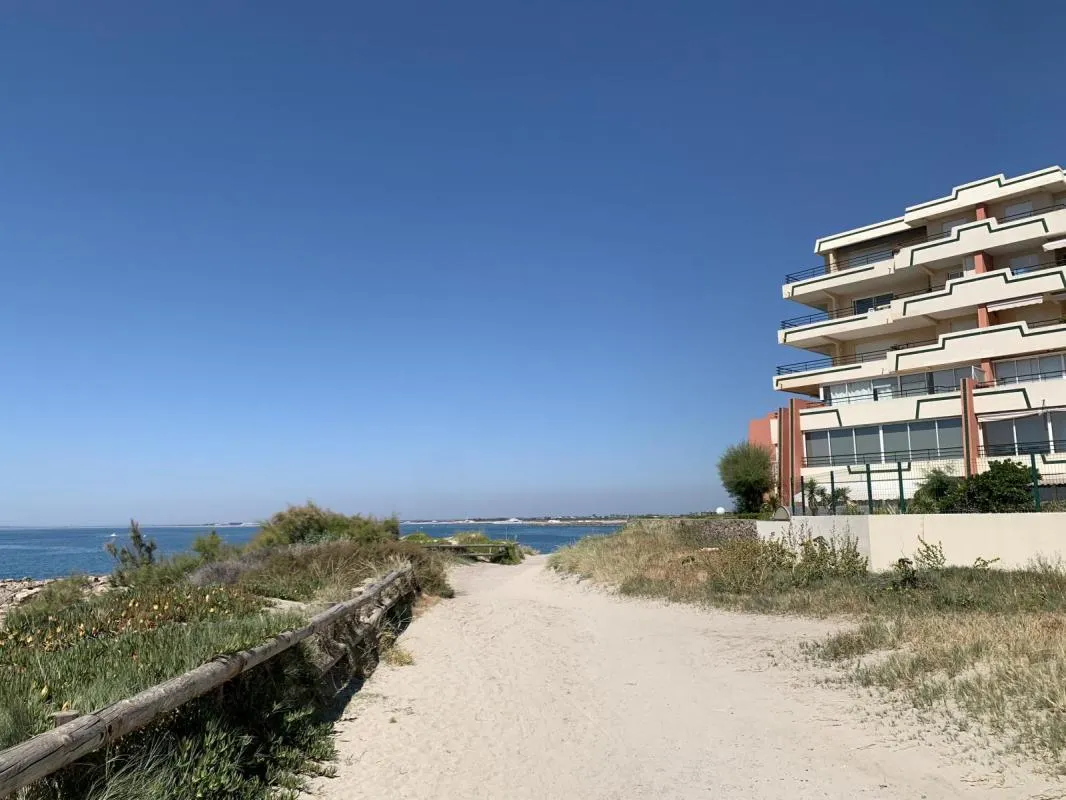 sete vue mer rez de jardin exceptionnel T2 bis avec dégagement cellier mitoyen et parking privatif couvert sécurisé