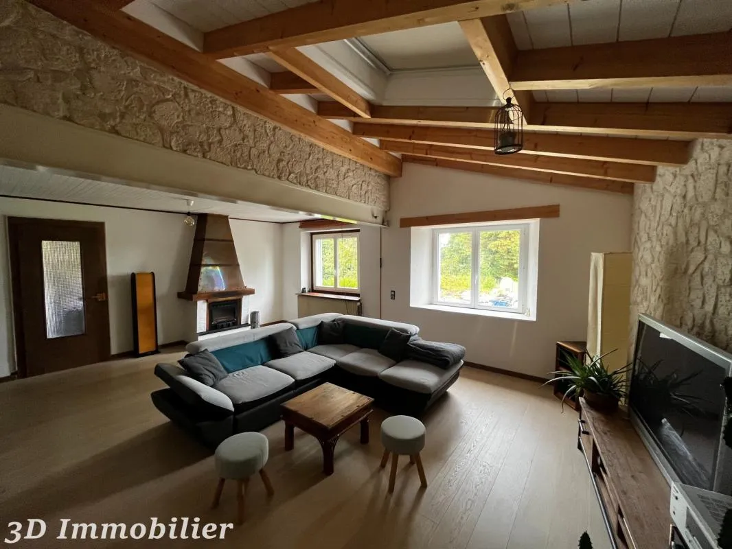 Secteur Douvaine (74140), à 5 minutes de la frontière et proche de toutes commodités, venez découvrir cette belle baptise familiale pleine de charme, 7 pièces, surface habitable 145.85 m2, surface au sol 266.89 m2