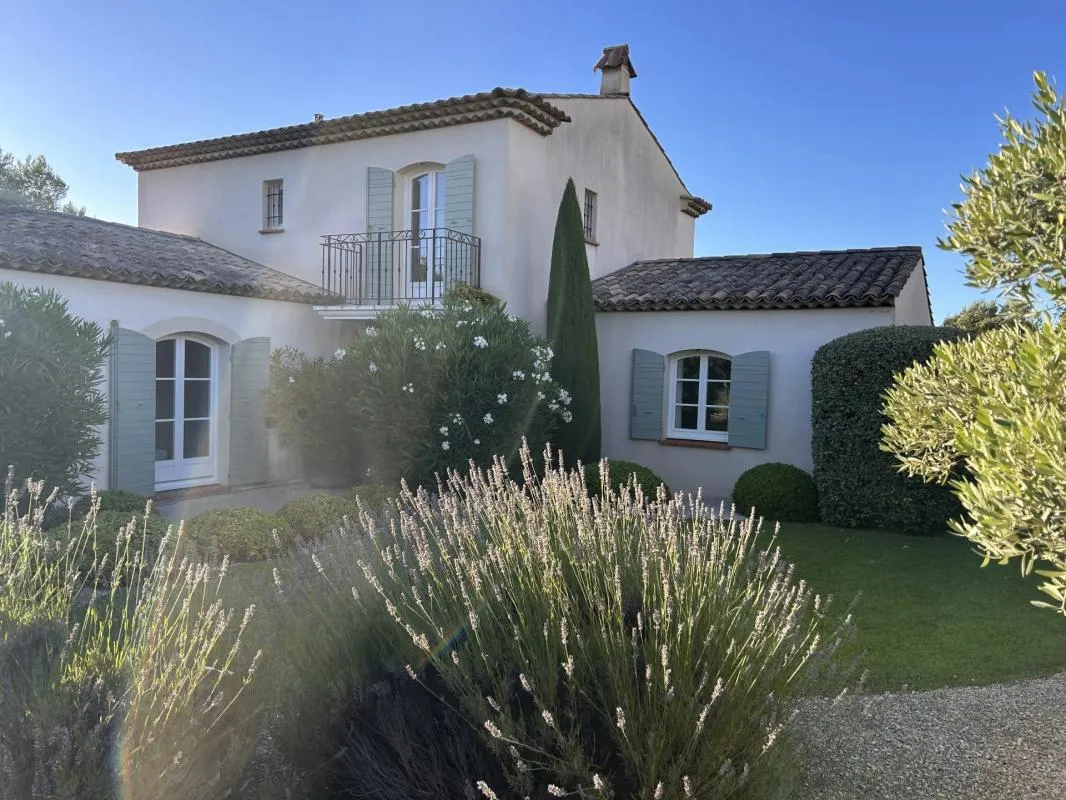 Maison directement sur le fairway du golf de pont royal avec piscine