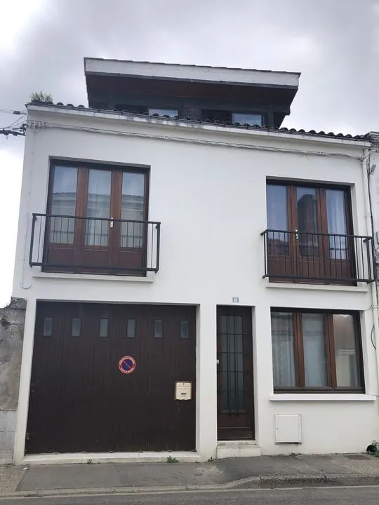 GRANDE MAISON DE VILLE  FAMILIALE 2 ETAGES AVEC GRAND TERRAIN