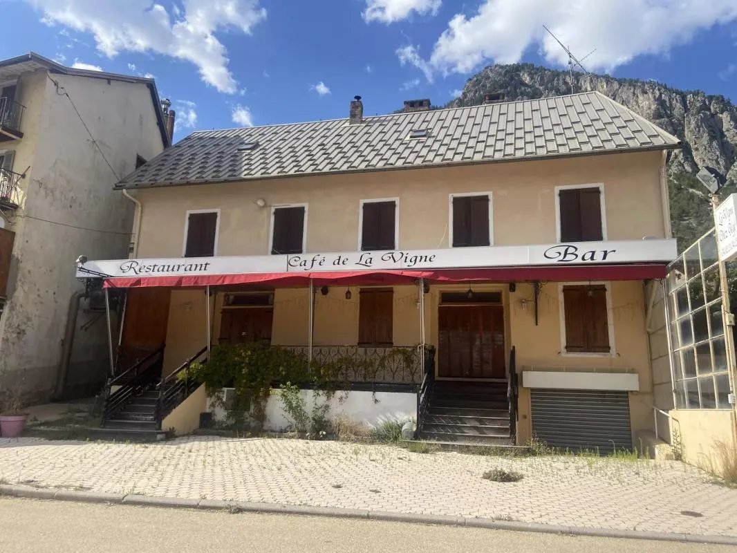 Immeuble - Commerce - 2 Appart - Garage