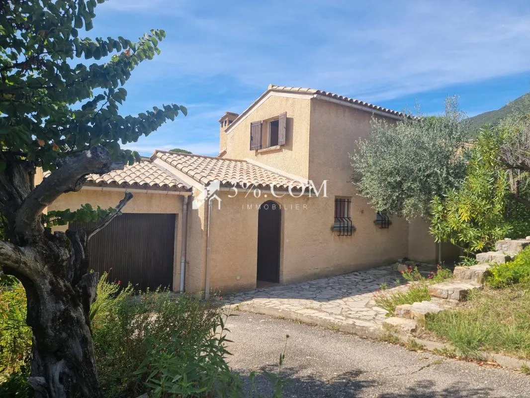 VILLA COMPOSEE DE 3 CHAMBRES - GARAGE - CABANON - JARDIN CLO