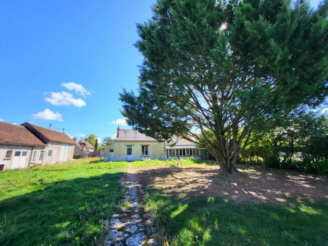 Maison en pierre plain-pied avec jardin et multiples dépendances