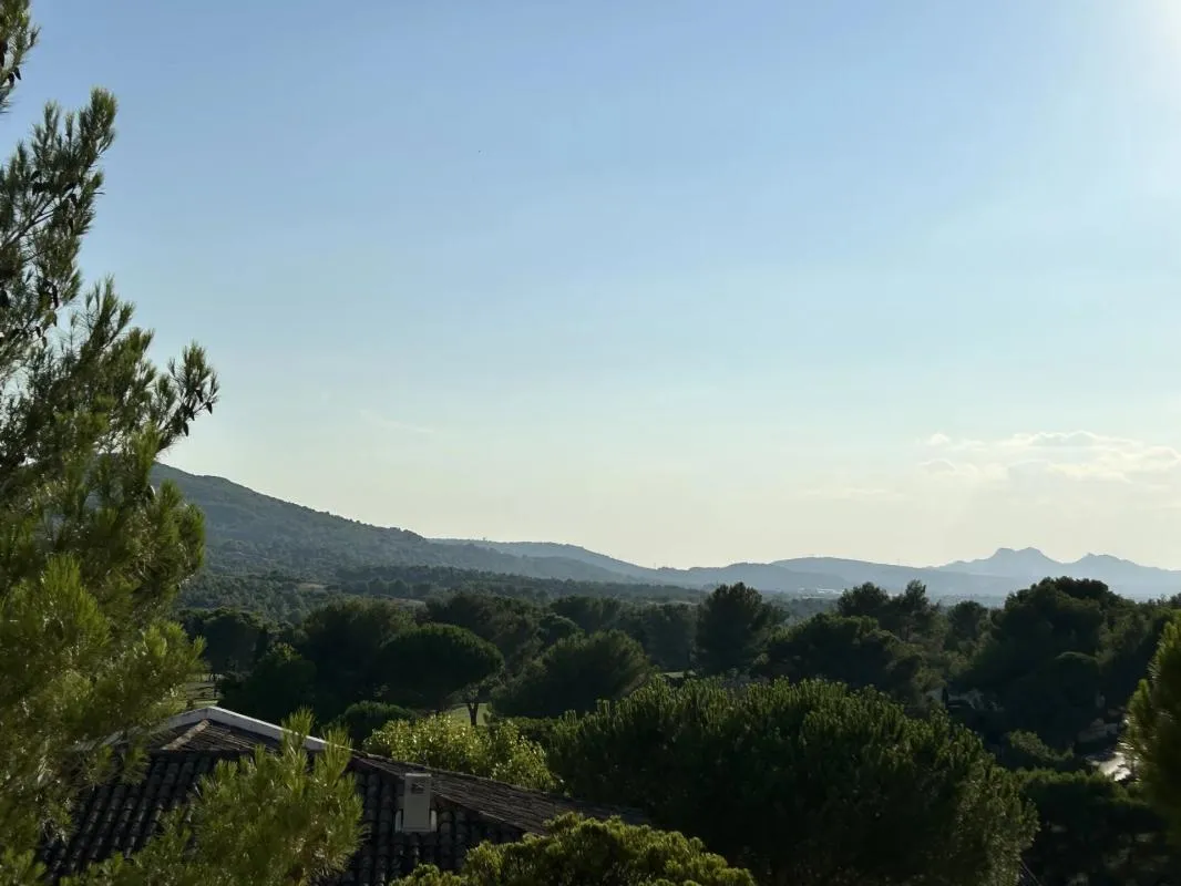 Appartement avec vue,climatisé au Golf de pont royal avec services luxueux