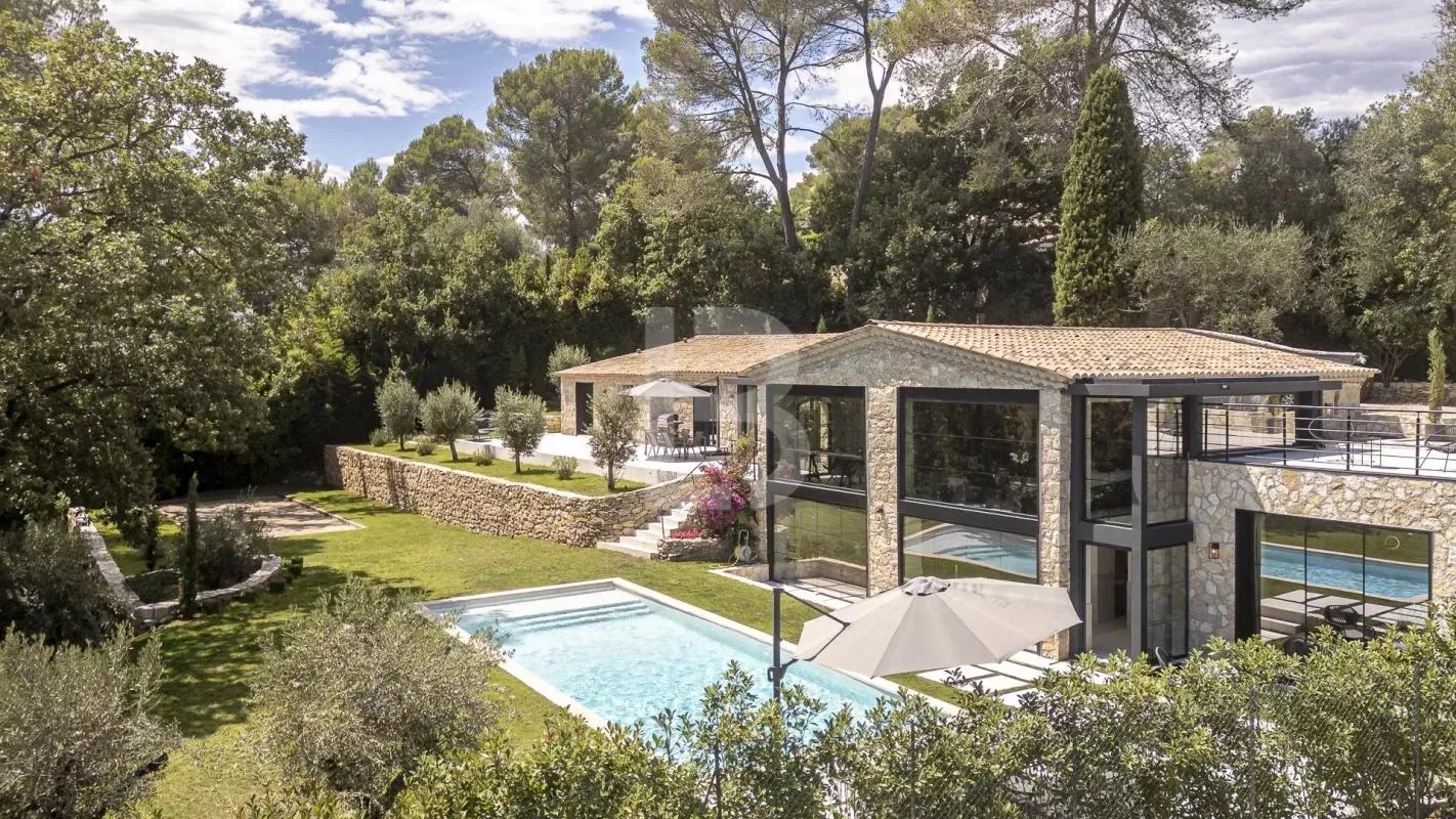 Mas en pierre de 300m2 sur terrain de 2500m2  proche du village de Valbonne