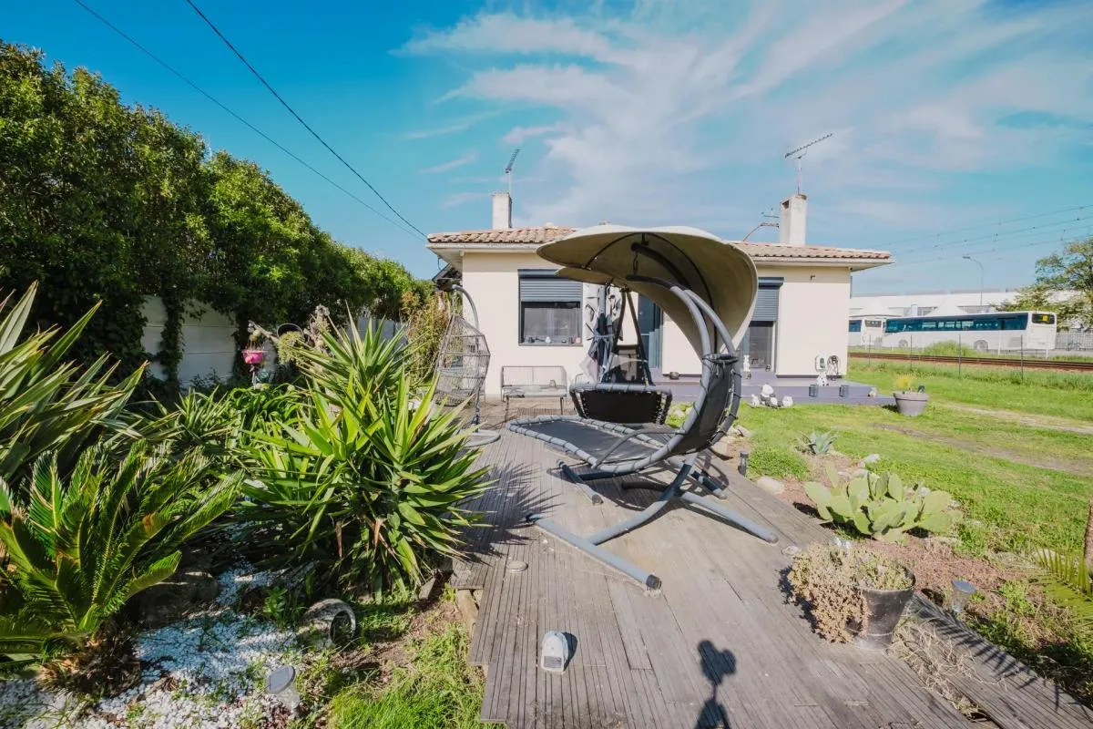 Zefir vous propose à la vente cette belle maison rénovée de 3 pièces de 77 m2, située à Gujan-Mestras