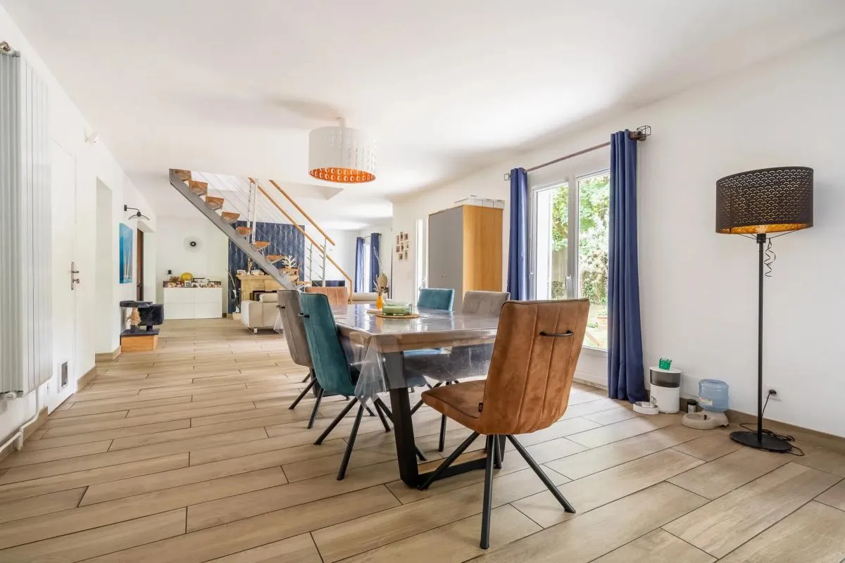 Maison 9 pièces de 200 m² en vente, située Le Raincy