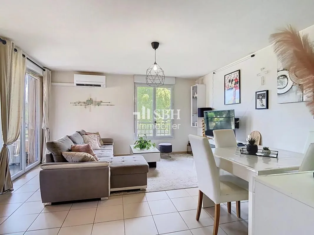 Appartement de type 3 avec balcon, piscine et stationnement
