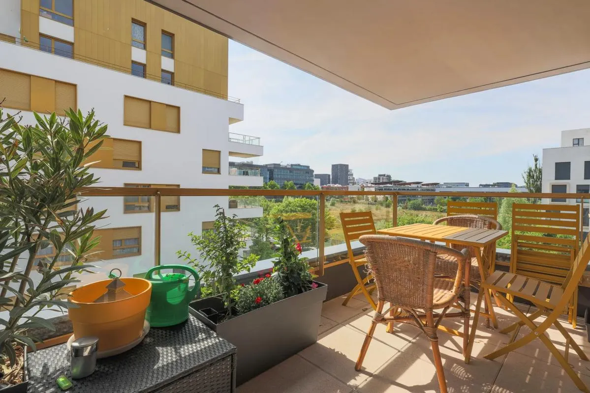 Bel appartement familial avec terrasse, balcon et parkings à Massy