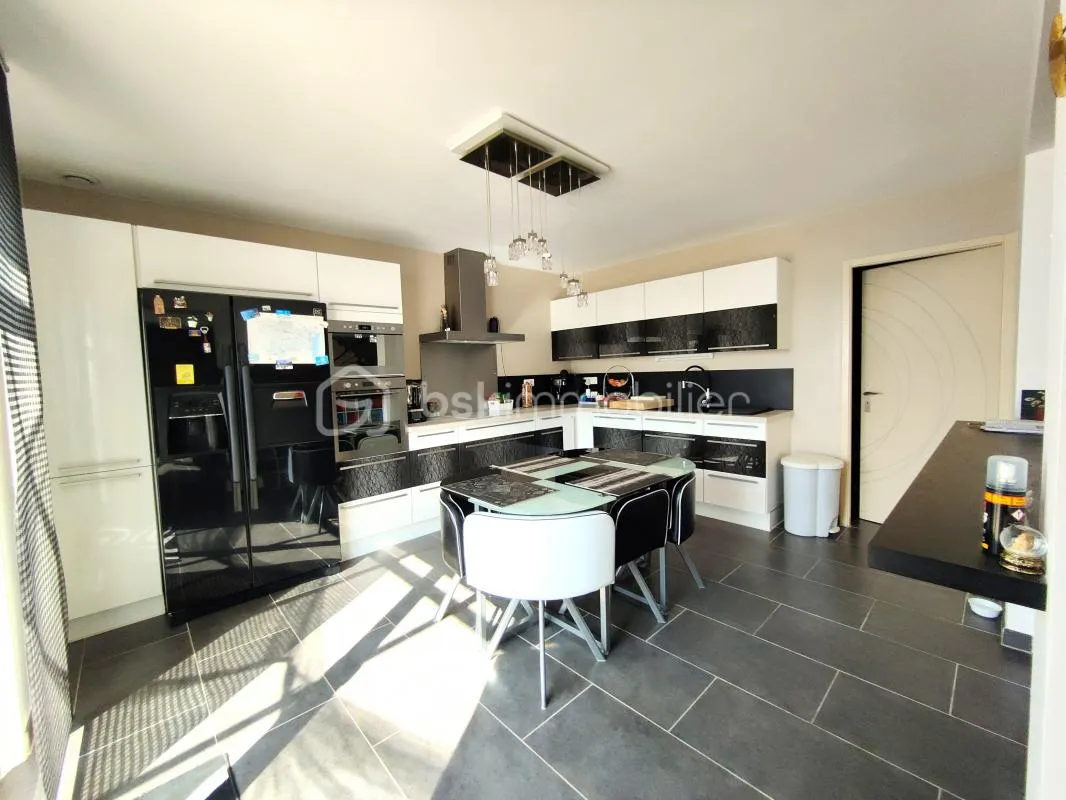 MONTREDON DES CORBIÈRES – VILLA moderne 5 pièces de 165m² - VUE EXCEPTIONNELLE – GRANDE CUISINE EQUIPEE avec ARRIÈRE CUISINE - GARAGE 18m² avec mezzanine – 4 CHAMBRES dont GRANDE SUITE PARENTALE – CLIMATISATION GAINABLE