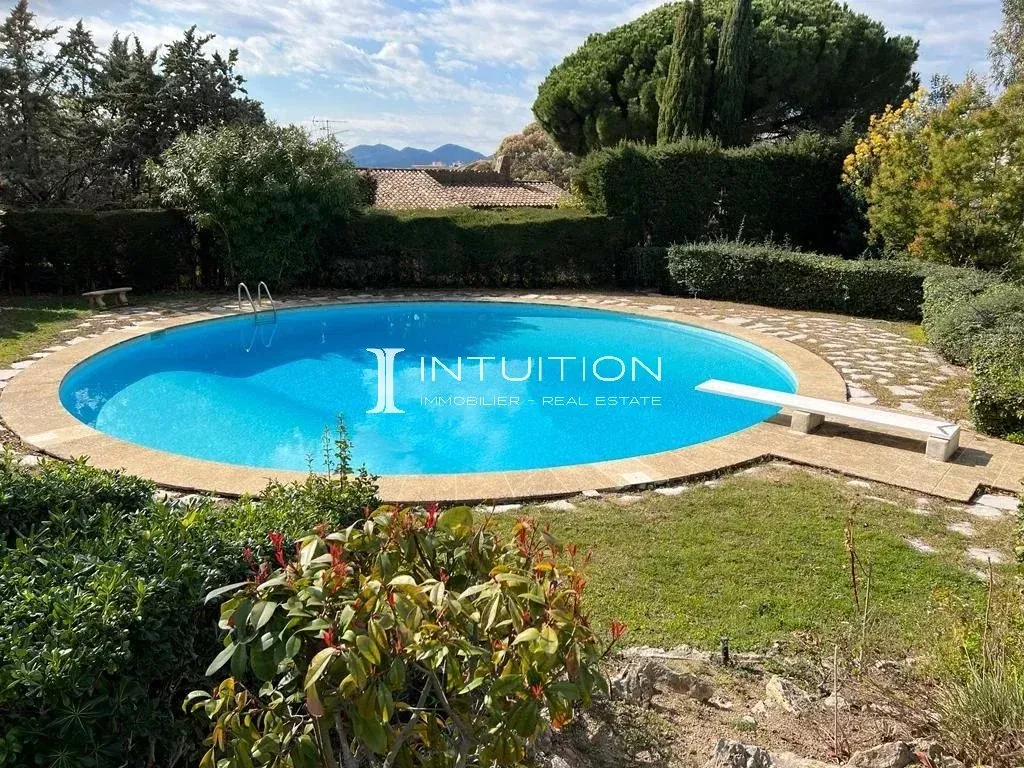 Cannes - Croix-des-Gardes : Appartement rez-de-jardin dans une résidence avec piscine
