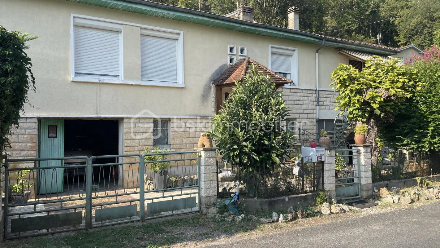 Maison de maçon sur un terrain clos