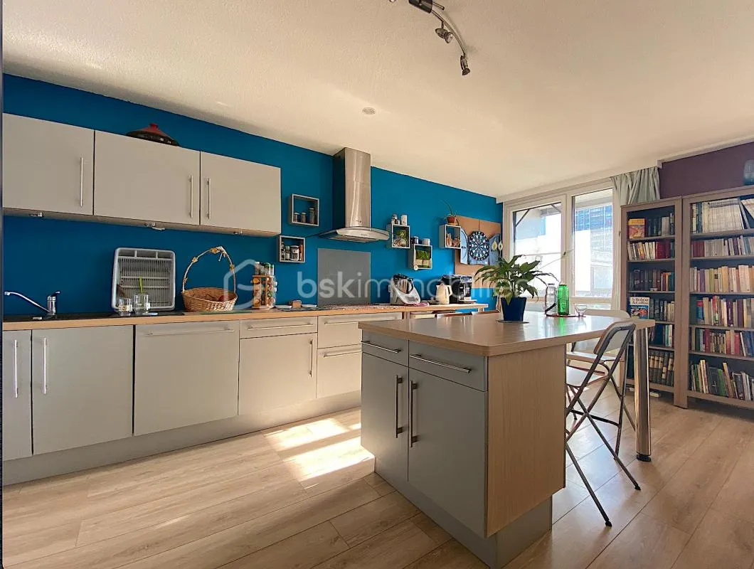 Superbe appartement avec trois chambres et trois balcons au dernier étage !!!
