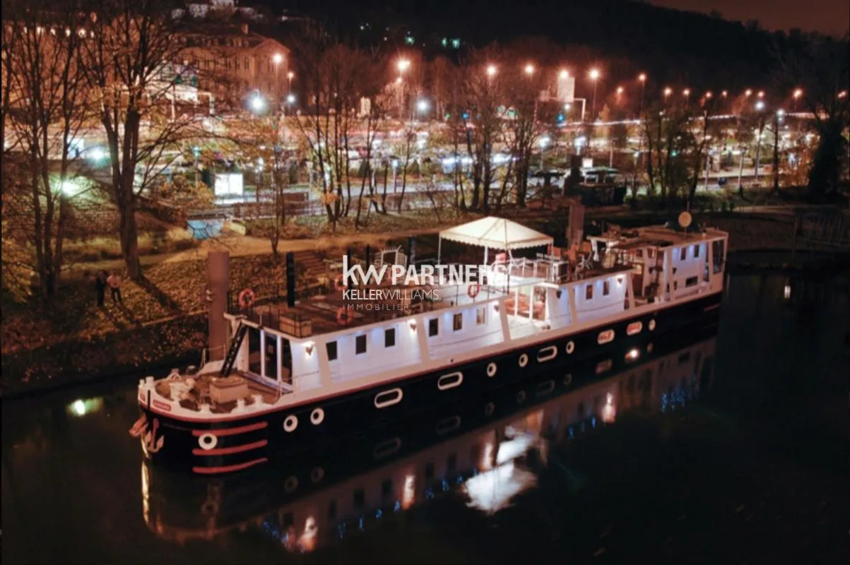À vendre -Péniche de bureaux de 250 m2 à Sèvres
