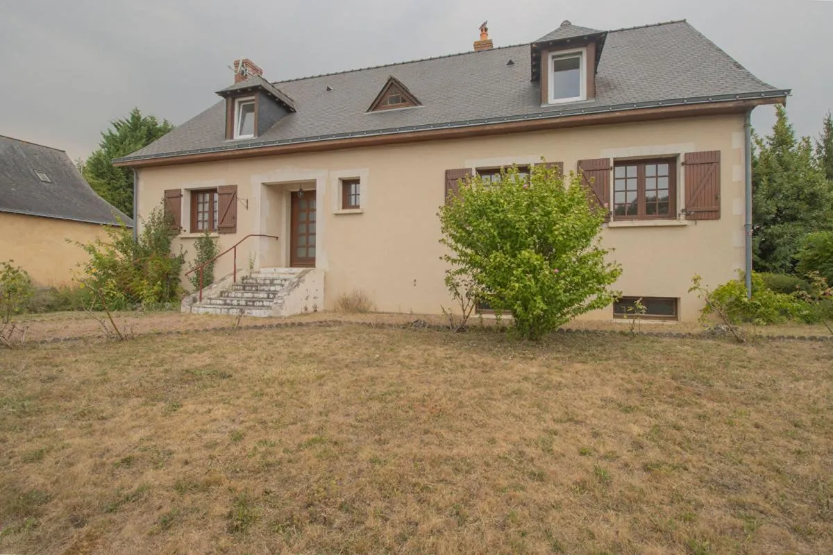 - Maison de 180 M2 - 4 chambres et plus - Garage et jardin -  Proche de Baugé-en-Anjou -