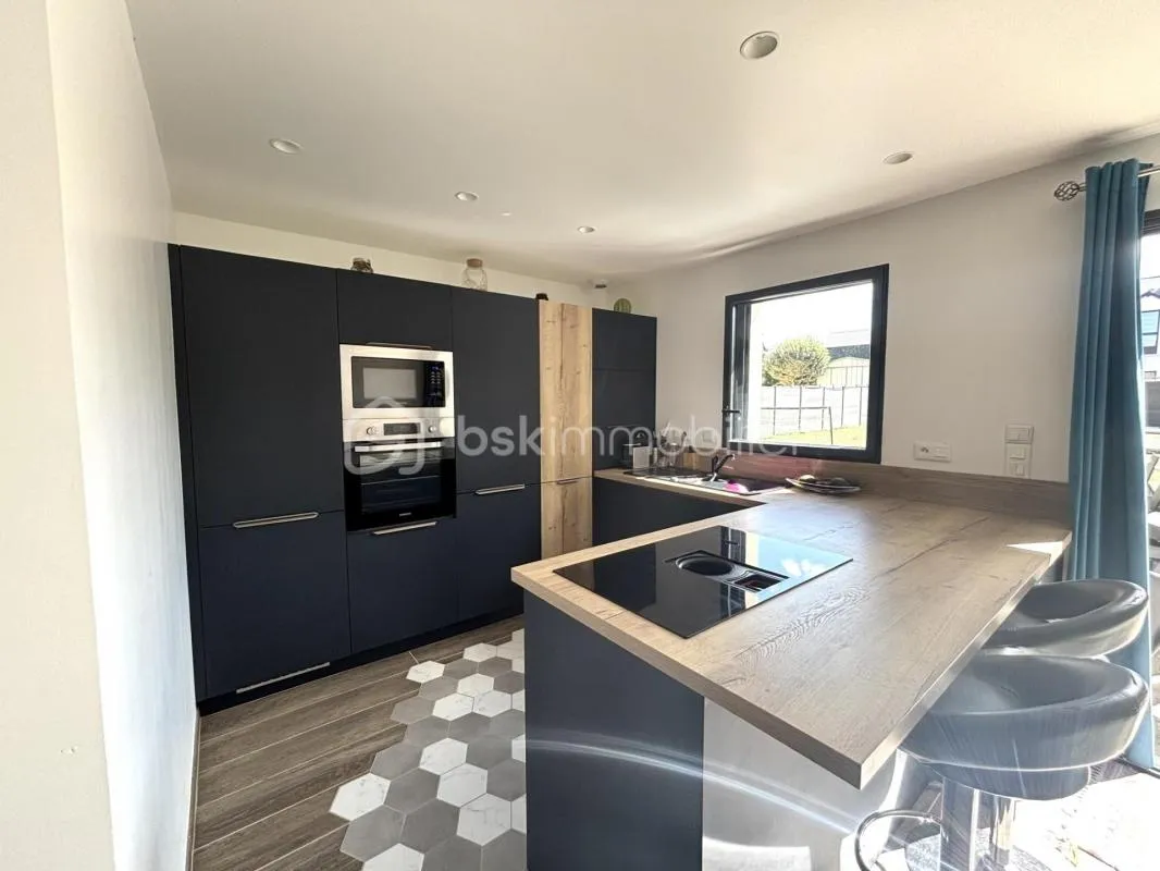 Larcay – Maison récente de 2021, 104 m² avec dépendance