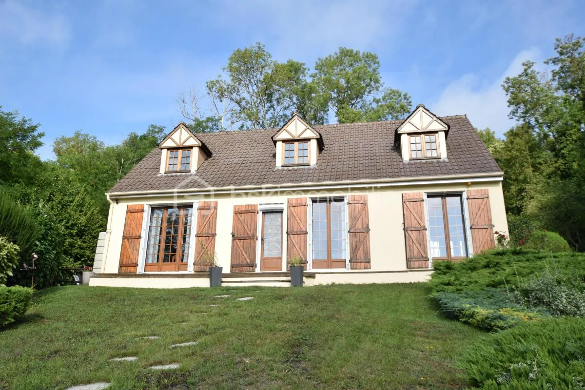 Belle maison familiale sur sous-sol total avec grand terrain et terrasse aménagée