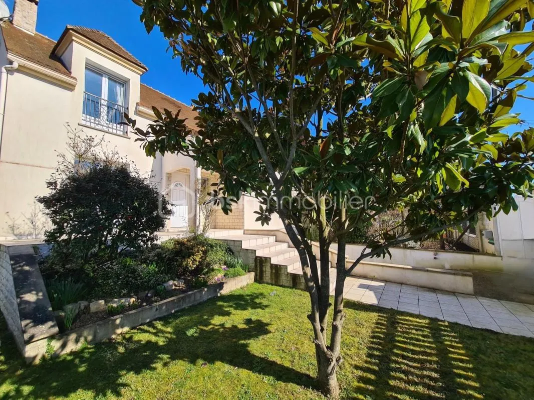 SUPERBE MAISON FONCTIONNELLE AVEC SOUS SOL TOTAL