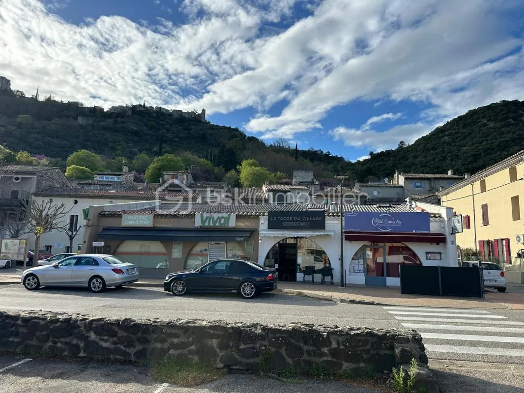 SPECIAL INVESTISSEUR BATIMENT AVEC LOCAUX COMMERCIAUX A VENDRE