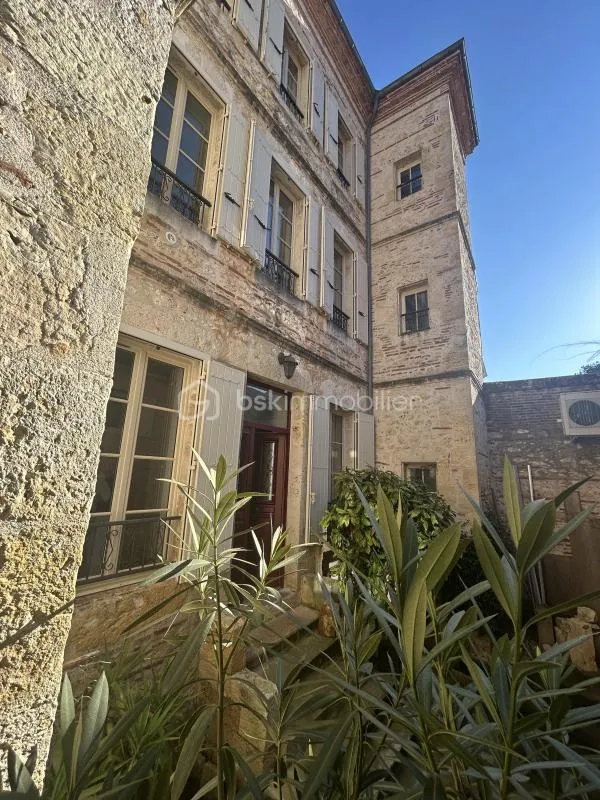 MAISON HYPERCENTRE RENOVEE - CACHET - GARAGE - COUR