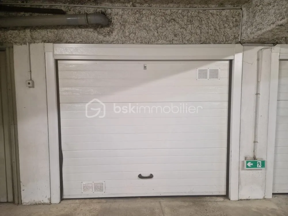 ANGLET limite BIARRITZ quartier AGUILERA - garage fermé sécurisé