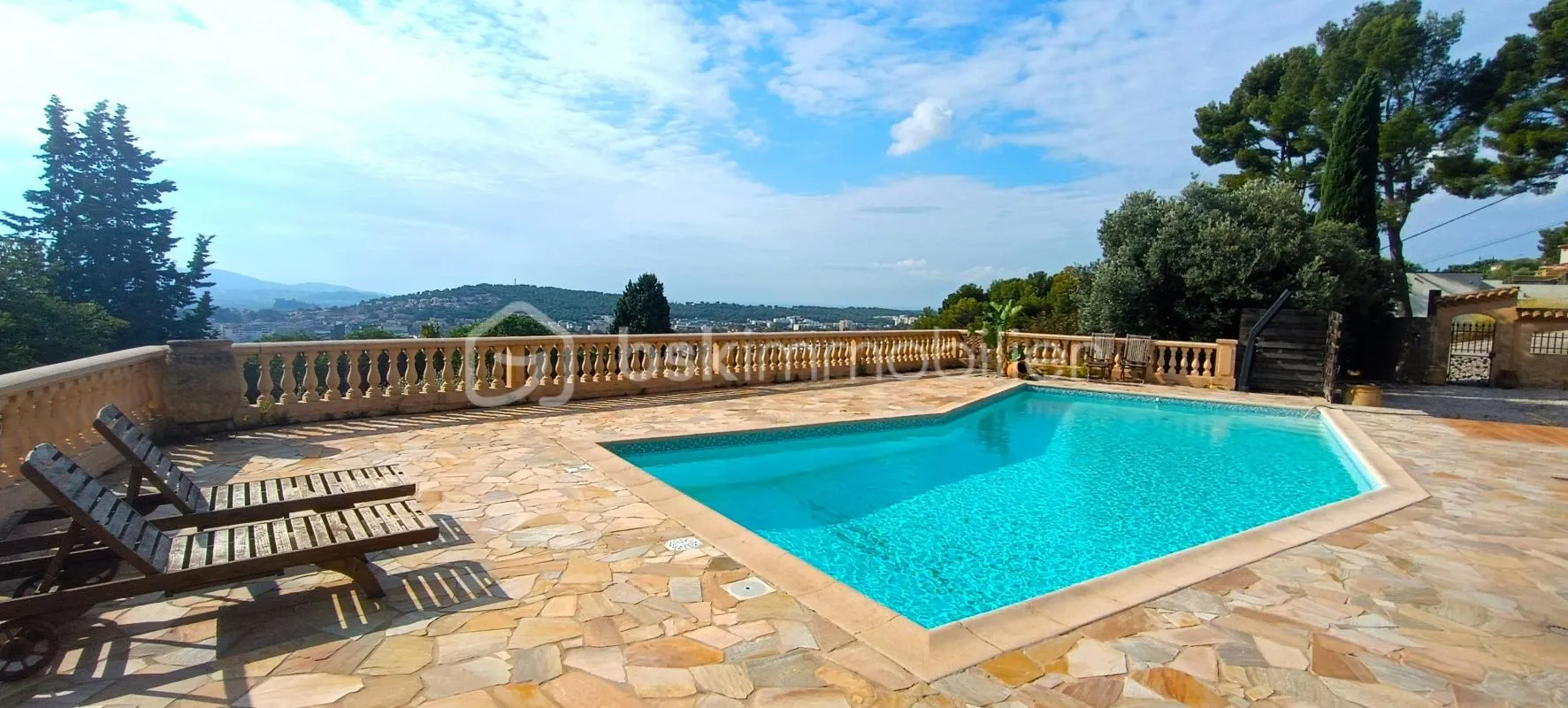 VENTE VILLA D'EXCEPTION - 8 PIÈCES - 245 M² AVEC PISCINE, FORÊT AVEC CABANON - VUE PANORAMIQUE - TERRAIN DE 3 069 M² - LA VALETTE DU VAR - 890 000 €