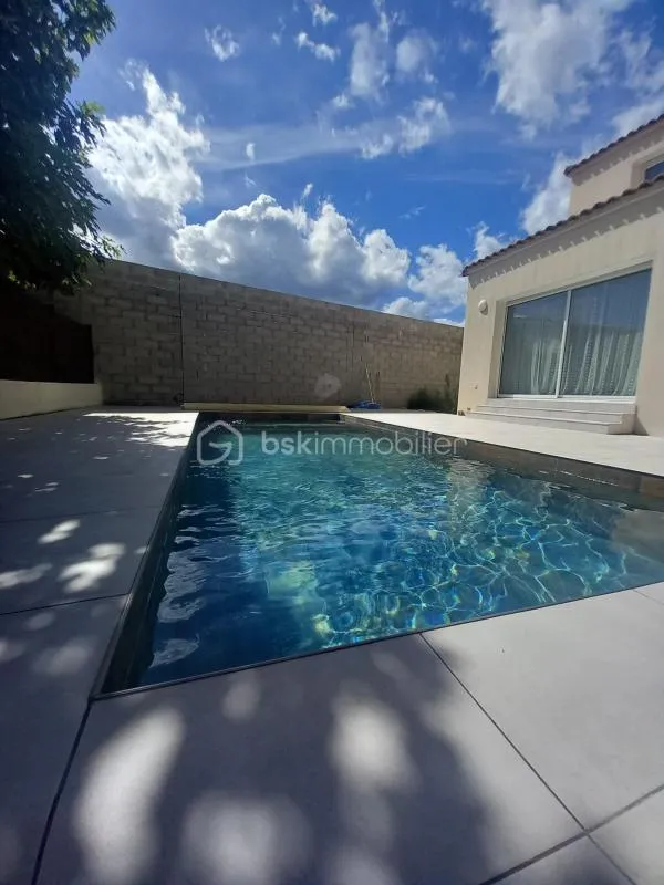 Maison quatre chambres avec garage et piscine