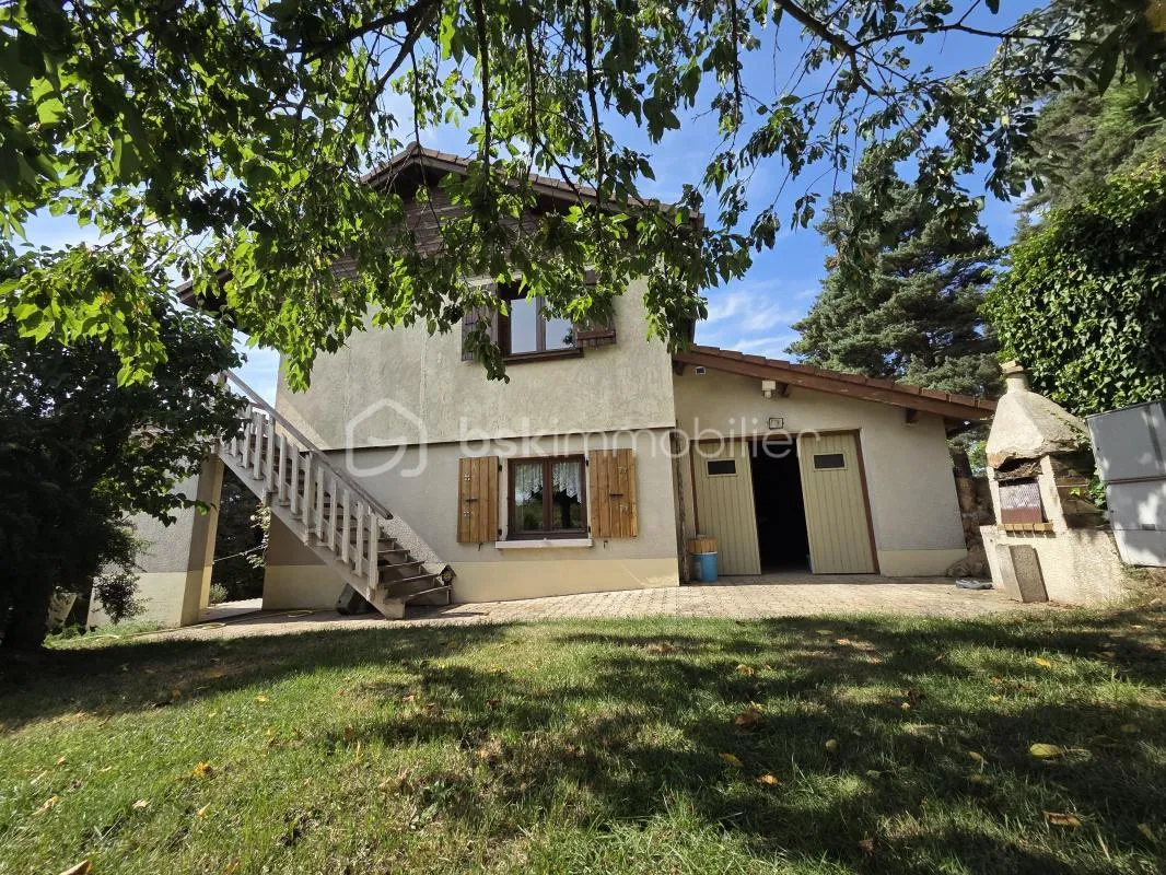 En exclusivité ! La petite maison dans la prairie dans un quartier prisé entre Langogne et Lesperon : Votre Oasis de Tranquillité