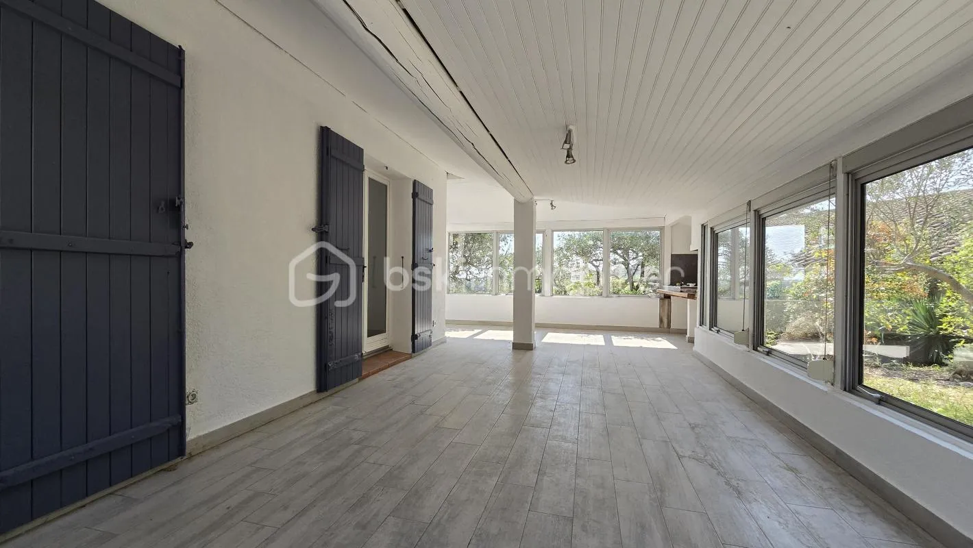 Maison de plain-pied avec véranda, piscine hangar et grand terrain