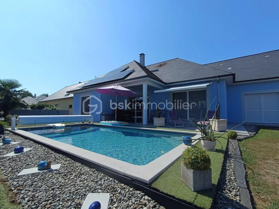 Superbe maison contemporaine de plain pied avec piscine