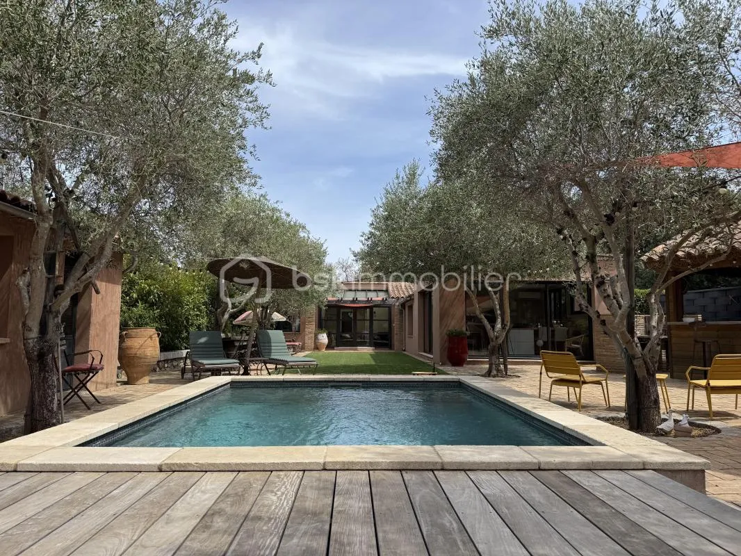 À HYÈRES (83400), L'Exception Devient Réalité – 163 M2 habitables, son Studio Indépendant, à seulement 3MN du centre
