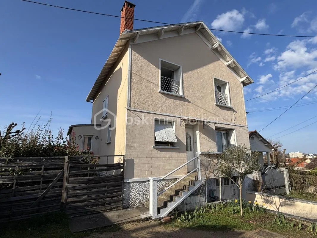 Maison à étage, 4 chambres, sous sol, terrain clos avec abris de jardin