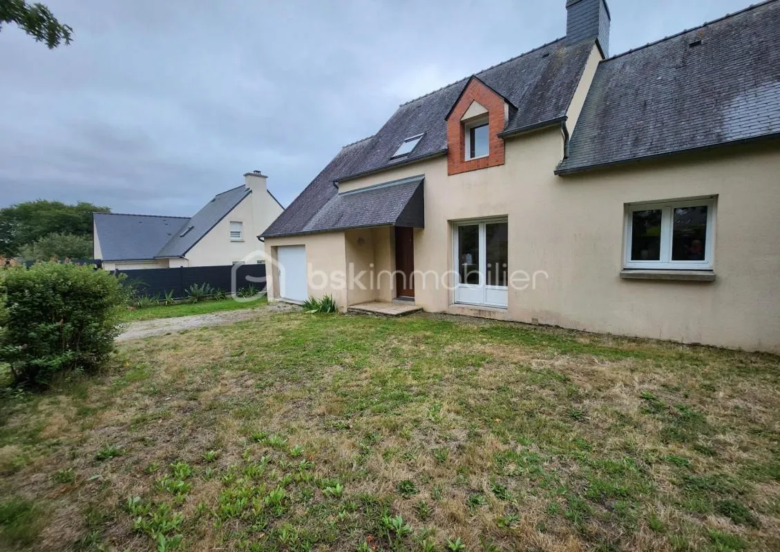 Maison traditionnelle  de 6 pièces avec garage à PLOEREN