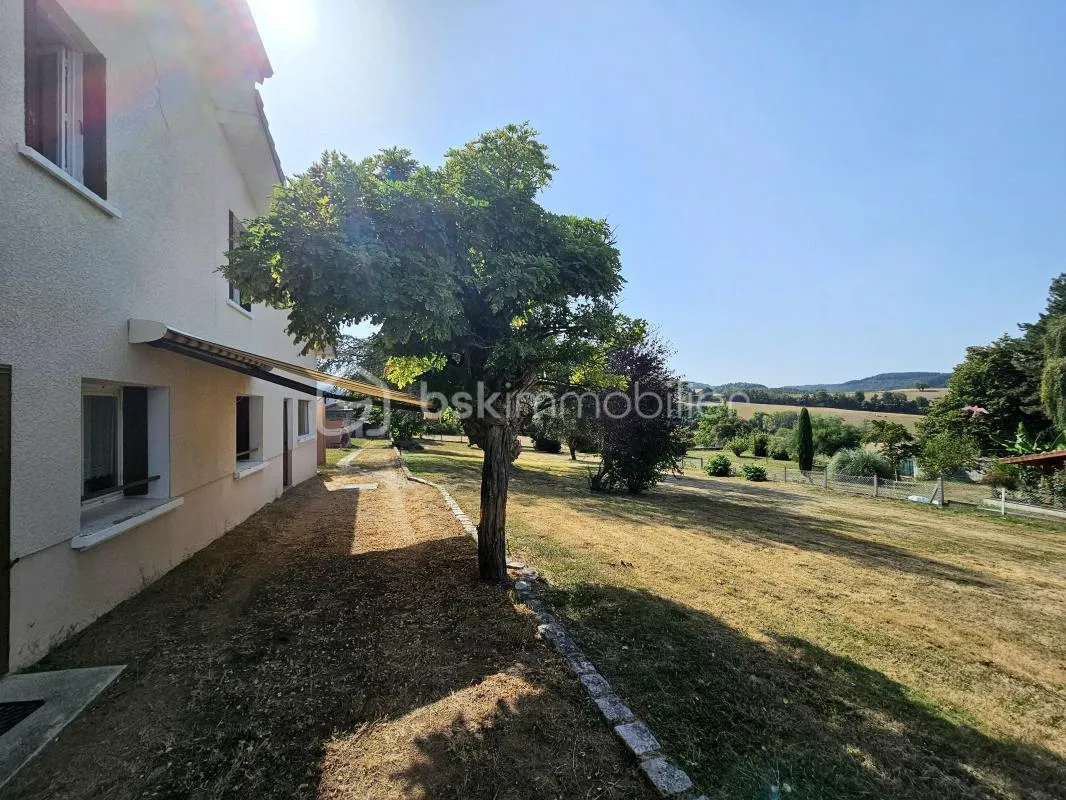 À 59 min de Lyon (63,9 km) – Charmante maison de 114 m² à rénover, 2 entrées (possibilité 2 logements), superbe terrain clos et arboré de 1 900 m², garages et cabanon. Potentiel rare, à visiter vite !