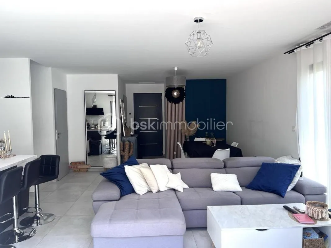 sur 400 m2 de terrain, villa contemporaine en R+1 de  91 m2 de 2023