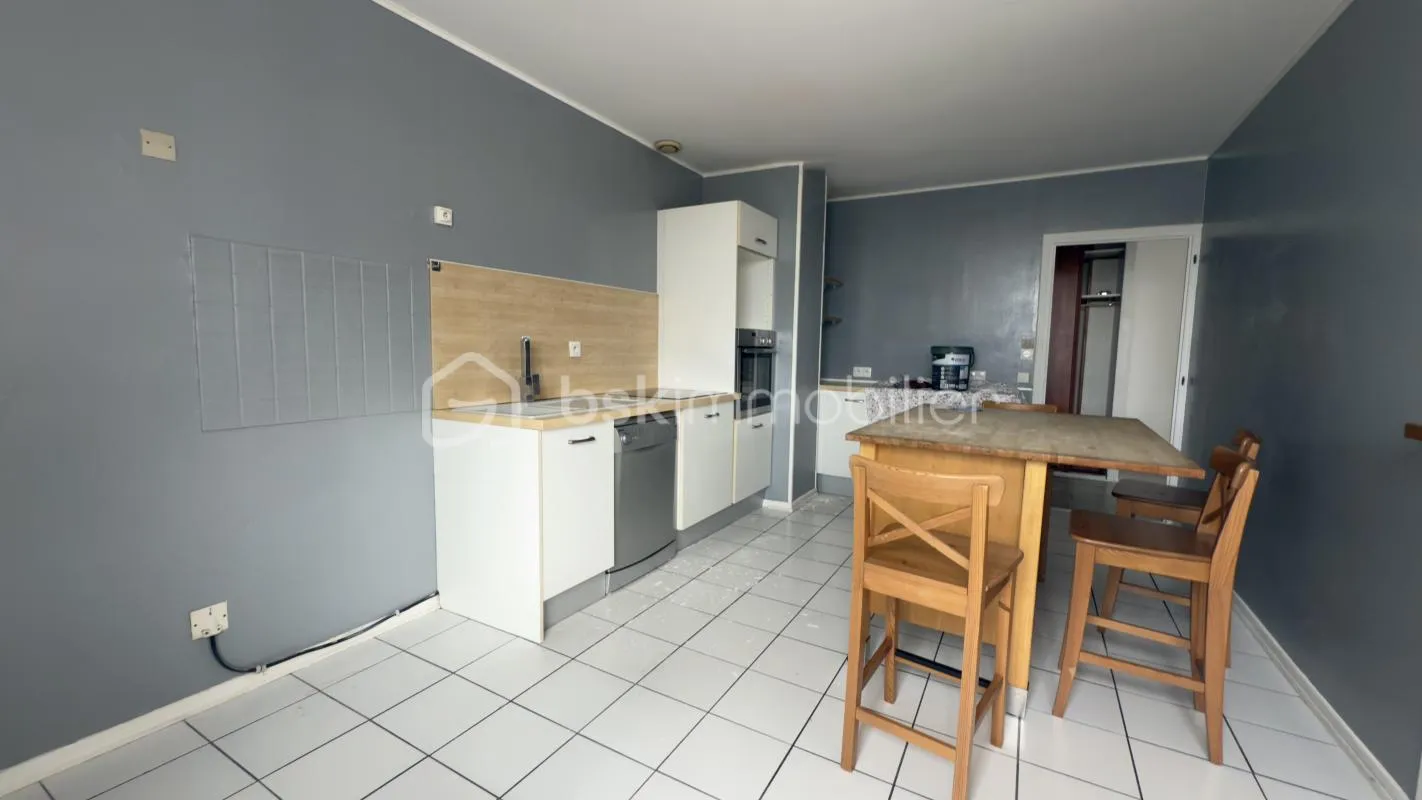 Appartement 2 chambres avec garage privé et cave à 5 minutes du centre ville à pied