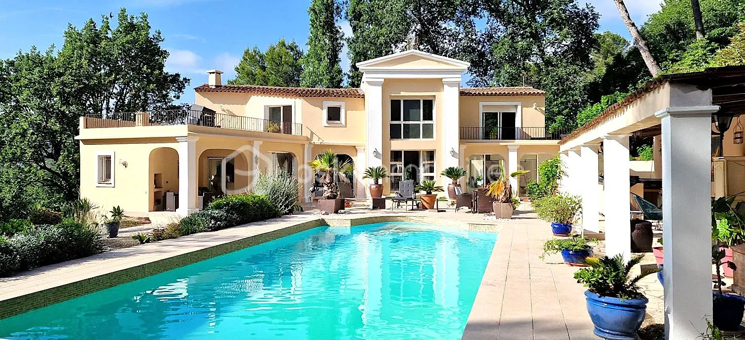 MOUGINS VILLA AU COEUR D'UNE FORÊT ,PROCHE DES COMMODITÉS