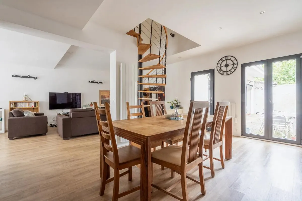 Maison de 8 pièces de 137 m² située à Arcueil