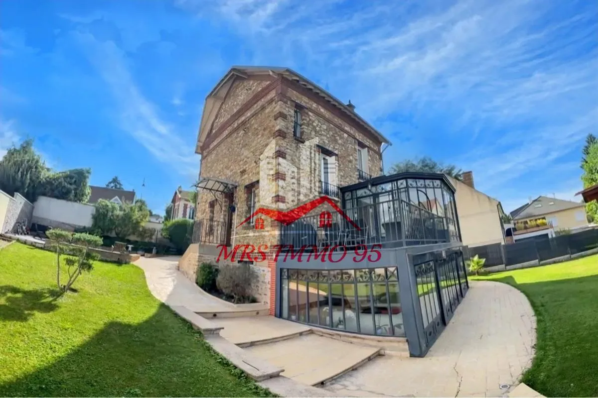 authentique meulière de 180 m2 avec véranda et piscine