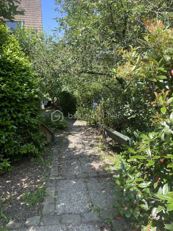 Maison Atypique entourée de verdure