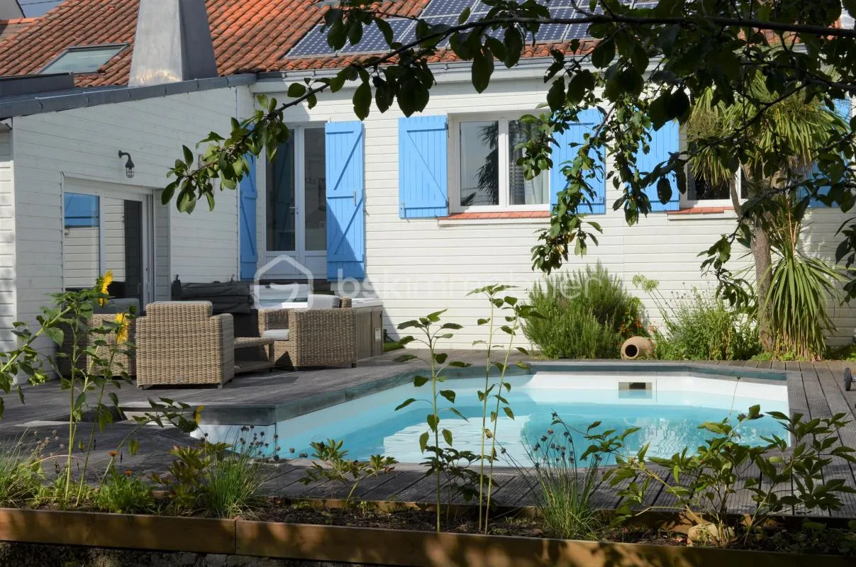 Maison d'exception avec piscine dans un cadre enchanteur