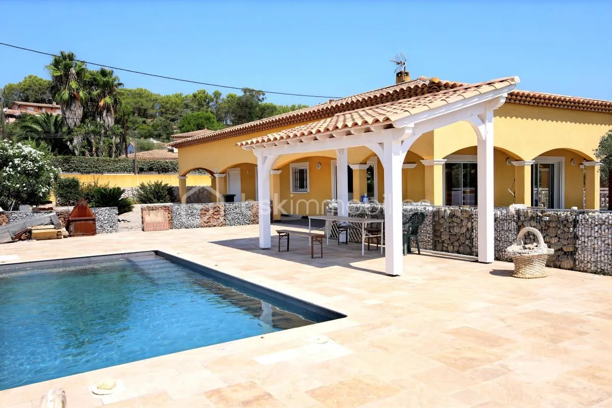 La Crau : Maison récente avec piscine et fort potentiel