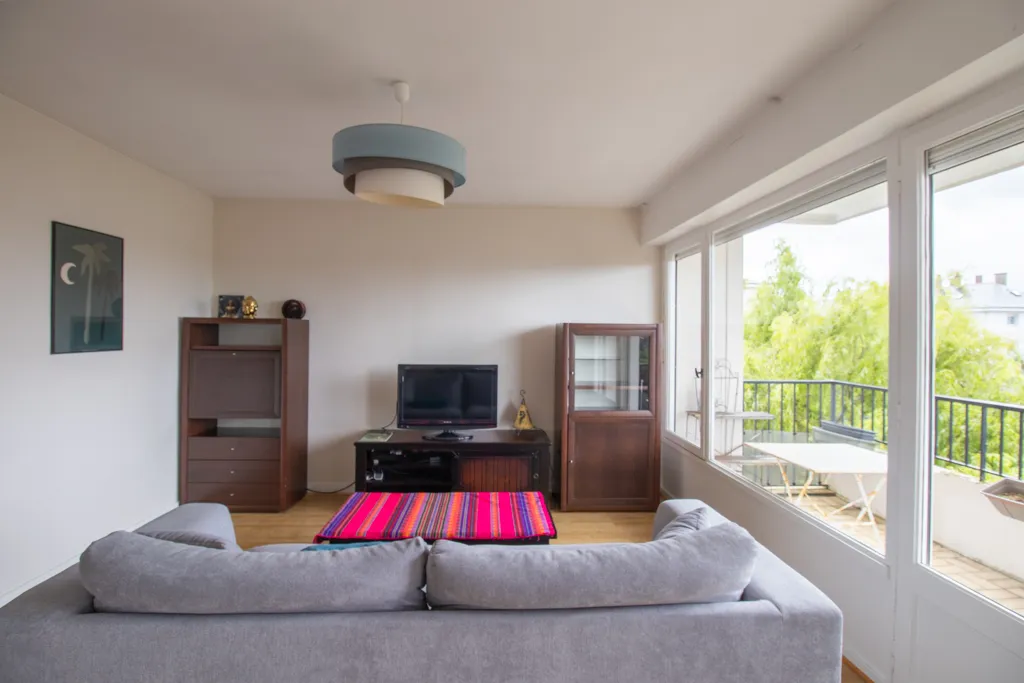 - Appartement lumineux de 86 M2 - 3 Chambres, balcon, cave, parking -