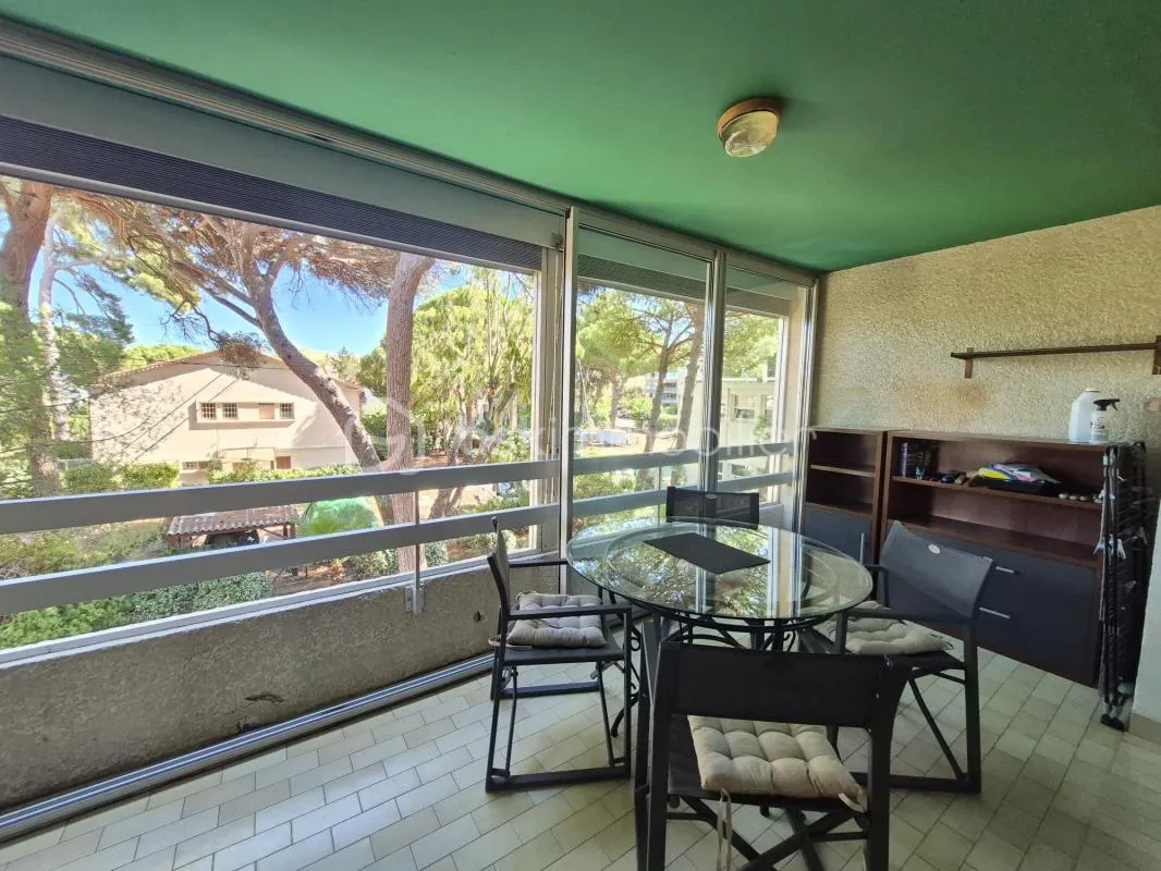 PORT DE HYERES: APPARTEMENT T3 DE 50 M2 AVEC GRANDE LOGGIA