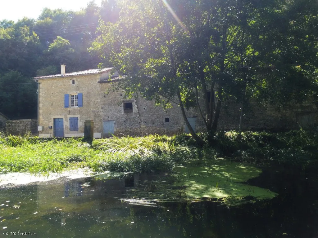 Charmante maison en pierre au bord de la rivière avec terrain privé de pêche