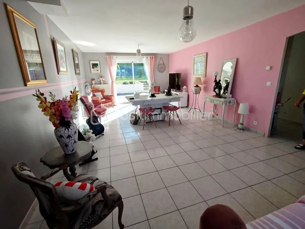 Pavillon de 99 m² avec belles prestations et de qualité soignée, sur terrain clos de 1400 m²